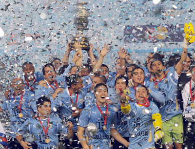 Các cầu thủ Uruguay nâng cao chiếc cúp vô địch.